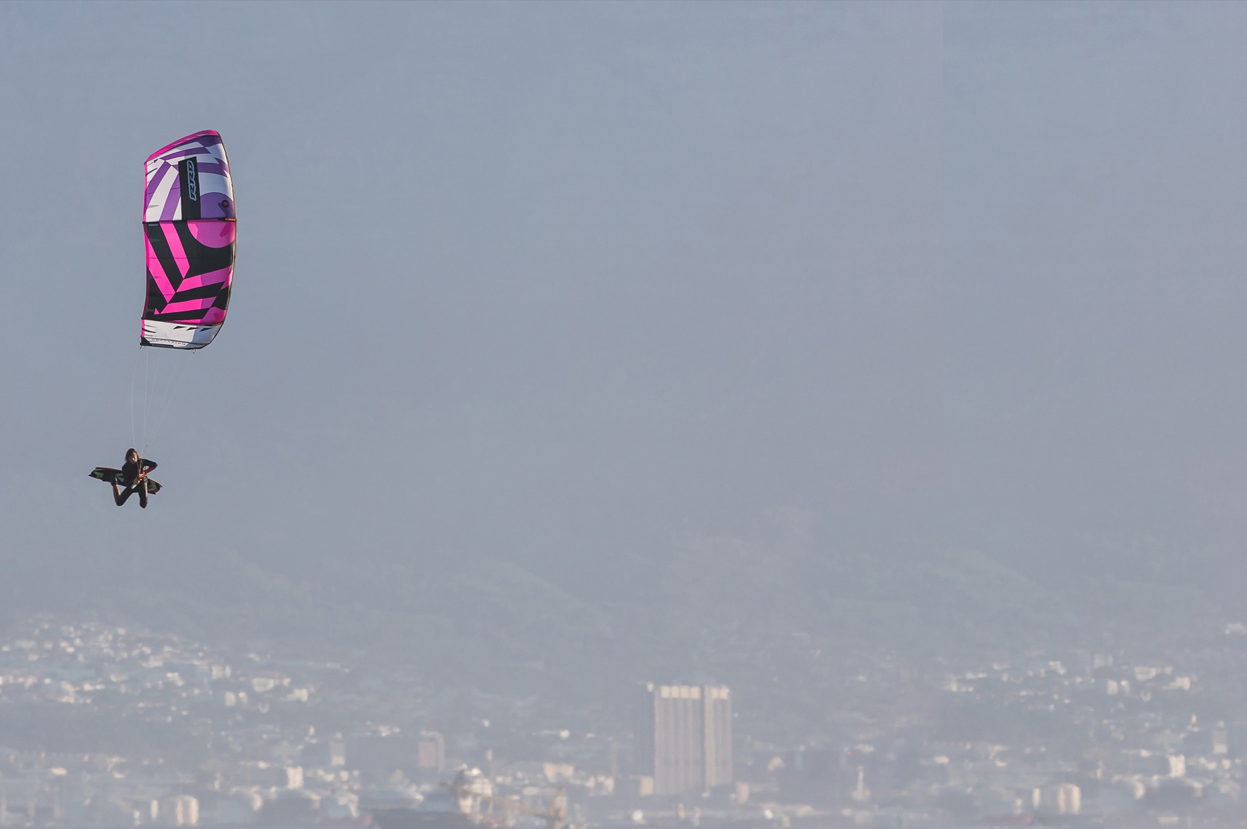purple pink obsession mk10 windsurfing karlin big air kite nafukovaci  skok